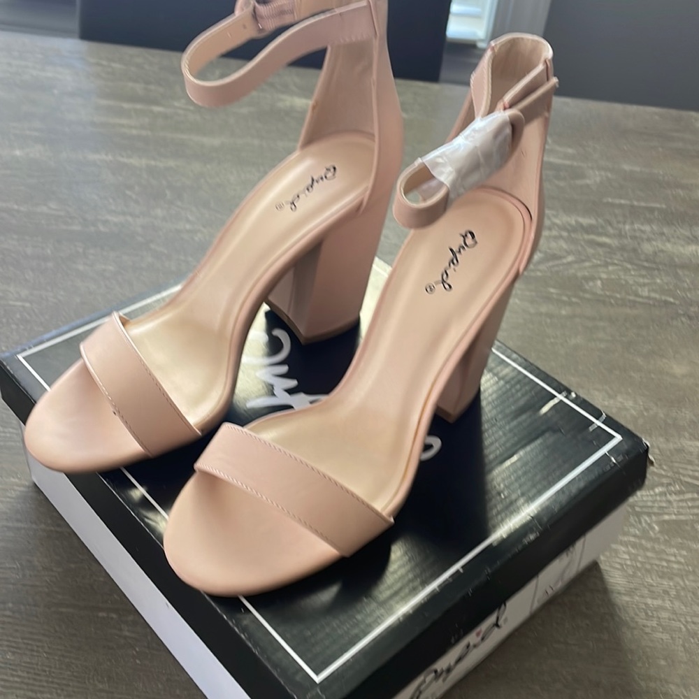 Quipid heels in blush color Womens size 7 perfect prom shoes
